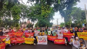 Rampok Kantong Kresek: Taktik Kreatif Komunitas Nol Sampah Tekan Penggunaan Plastik